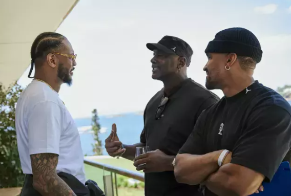 Basketbolçu ofisiantlara 11 500 dollar bəxşiş verdi - FOTO